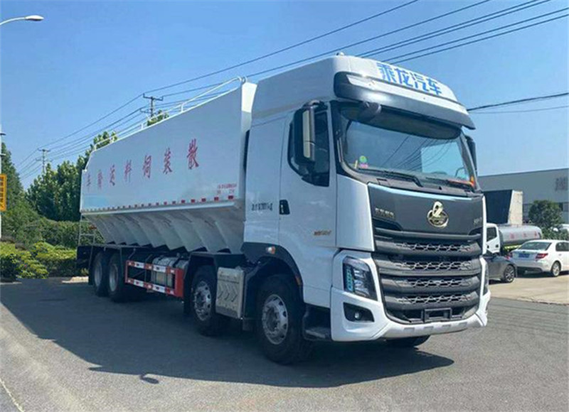 42方柳汽乘龙8x4散装饲料运输车