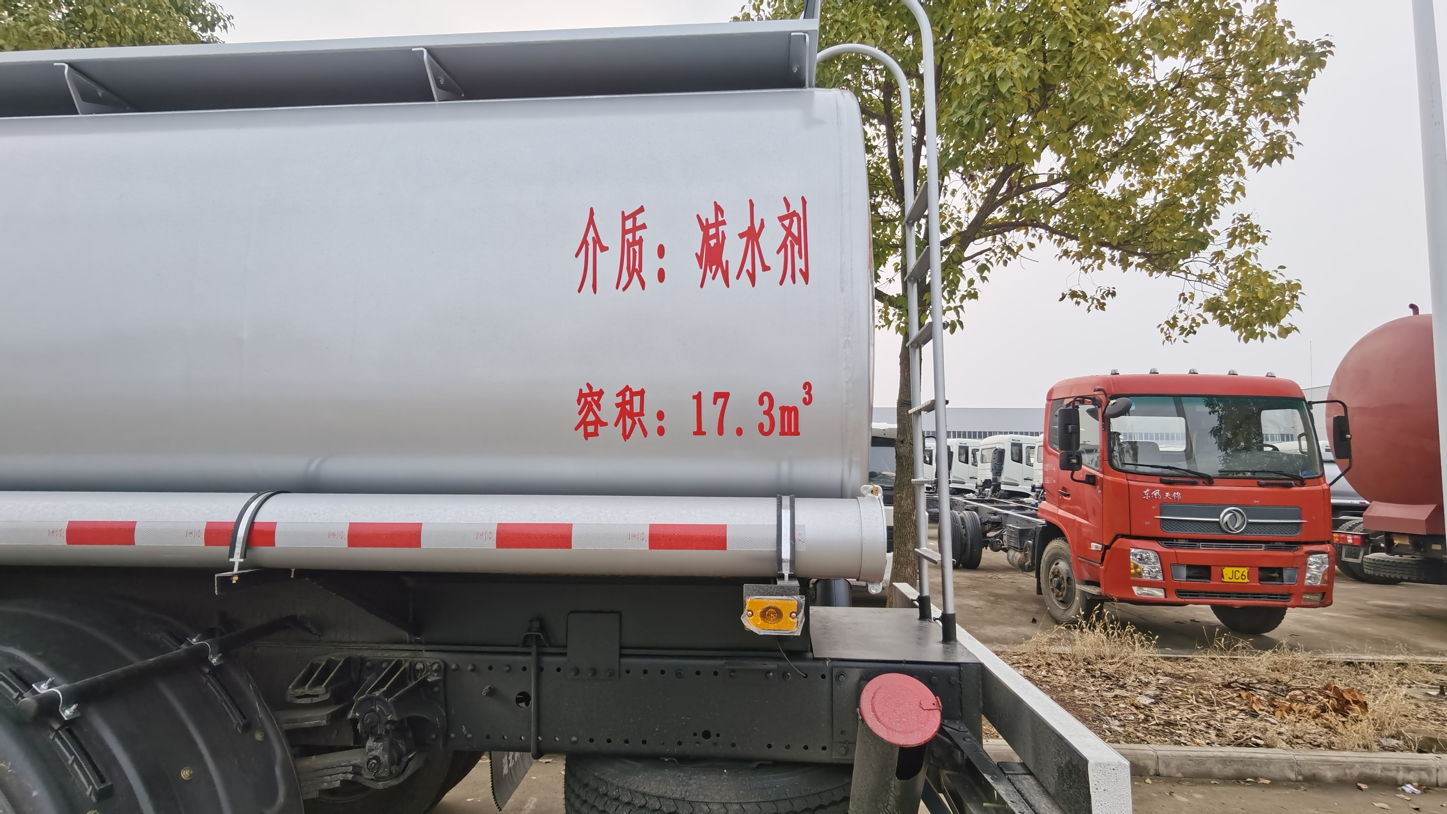 18方天錦小三軸供液車(chē)